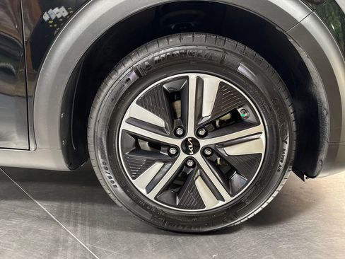 Certified 2022 Kia Niro LXS w/ Digital Cluster Package FWD image 14