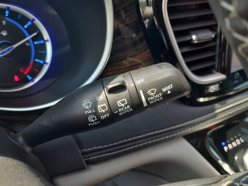 Used 2023 Chrysler Pacifica Limited FWD image 17