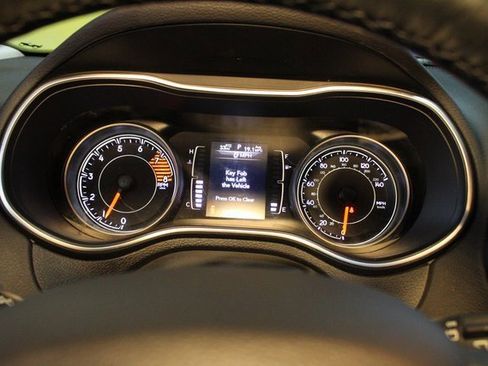 Used 2019 Jeep Cherokee Latitude w/ Comfort & Convenience Group image 16