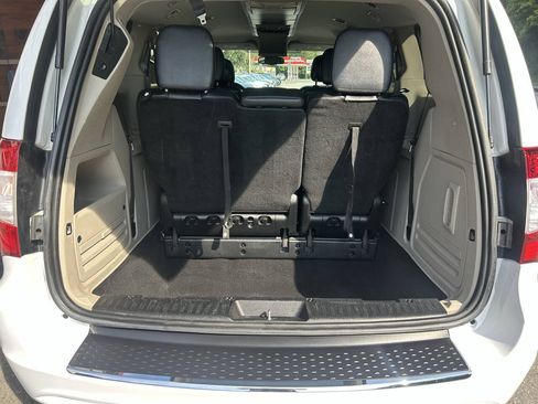 Used 2014 Chrysler Town & Country Touring FWD image 16