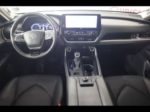 Used 2024 Toyota Grand Highlander AWD image 17