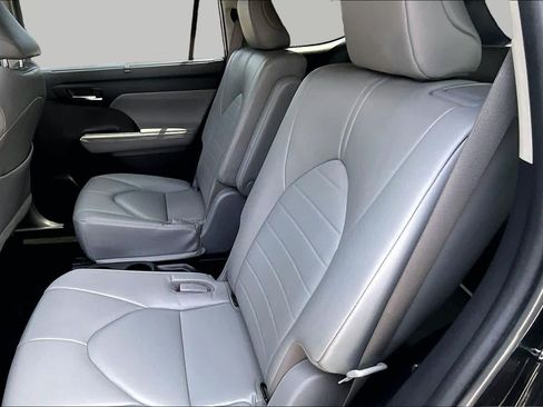 Used 2023 Toyota Highlander XLE AWD/4WD image 20