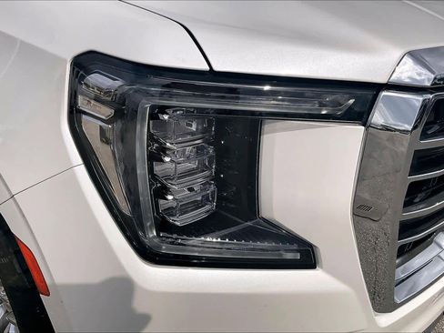 Used 2021 GMC Yukon XL SLT w/ SLT Premium Package image 25