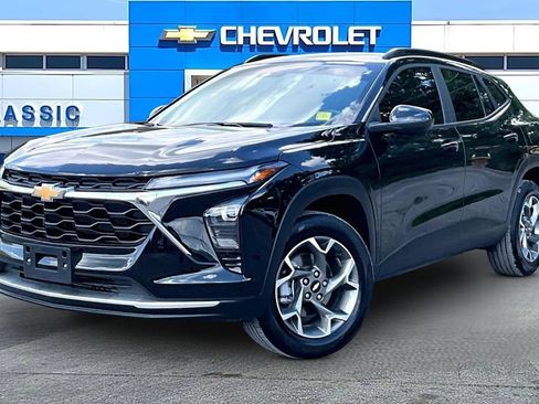 Used 2025 Chevrolet Trax LT w/ LT Convenience Package FWD image 2