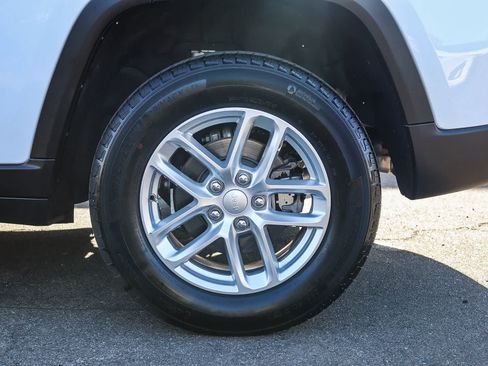 Used 2025 Jeep Grand Cherokee Laredo X RWD image 11