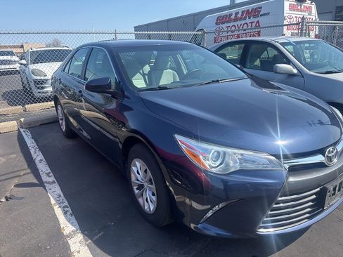Used 2015 Toyota Camry LE image 2