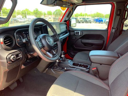 Used 2025 Jeep Wrangler Unlimited Rubicon AWD/4WD image 11