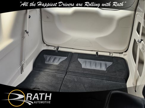 Used 2023 Chrysler Pacifica Touring-L FWD image 17