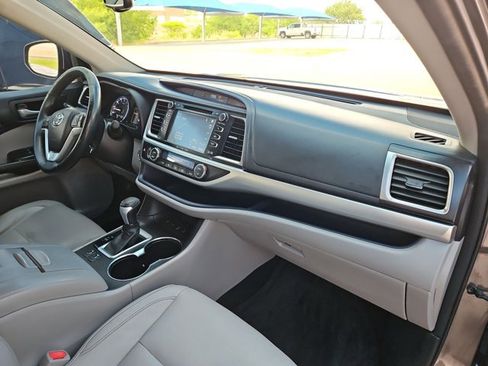 Used 2016 Toyota Highlander XLE AWD/4WD image 29