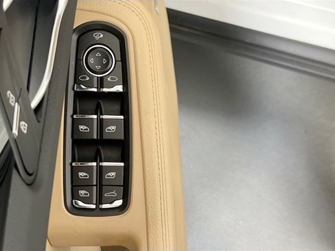 Used 2024 Porsche Macan AWD/4WD image 18