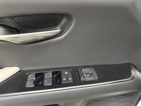 Used 2021 Lexus UX 200 w/ Accessory Package (Z1) FWD image 29