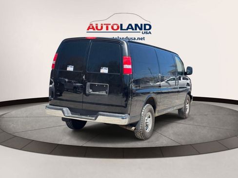 Used 2017 Chevrolet Express 2500 RWD image 4