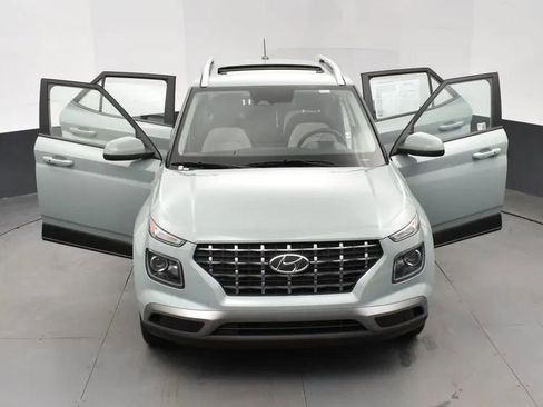 Used 2025 Hyundai Venue SEL image 10