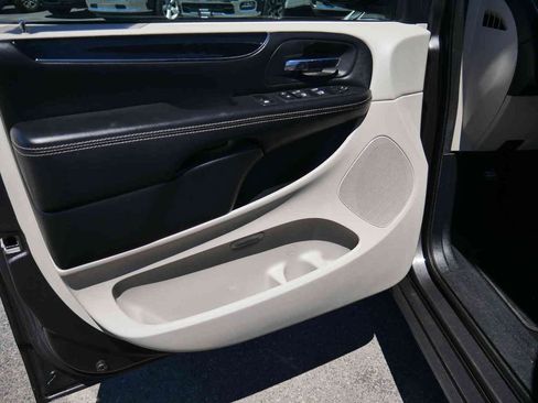 Used 2016 Dodge Grand Caravan SE FWD image 21