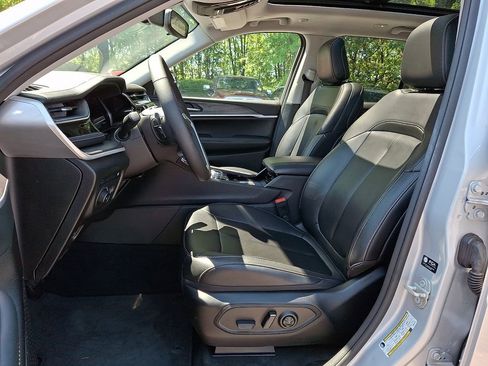 Used 2023 Jeep Grand Cherokee 4WD 4xe image 14