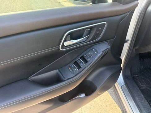 Used 2022 Nissan Rogue Platinum w/ Head-Up Display Package AWD/4WD image 9