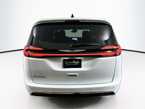 Used 2024 Chrysler Pacifica Touring-L FWD image 7