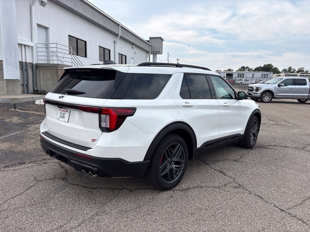 Used 2025 Ford Explorer ST AWD/4WD image 7