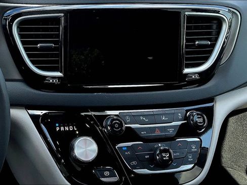 Used 2023 Chrysler Pacifica Touring-L FWD image 13