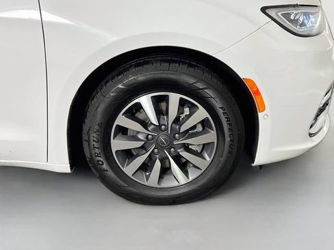 Used 2021 Chrysler Pacifica Touring-L FWD image 40