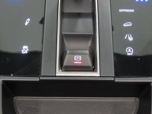 Certified 2024 Porsche Macan AWD/4WD image 29