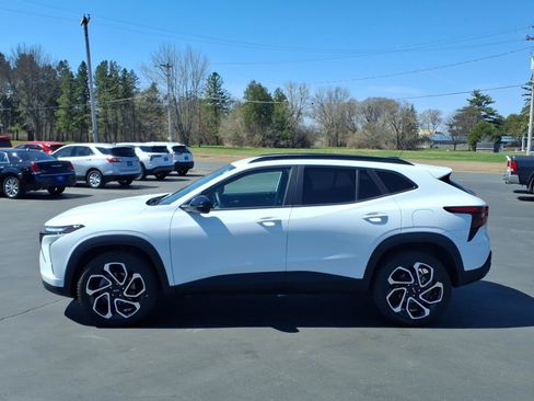 Used 2024 Chevrolet Trax RS FWD image 2