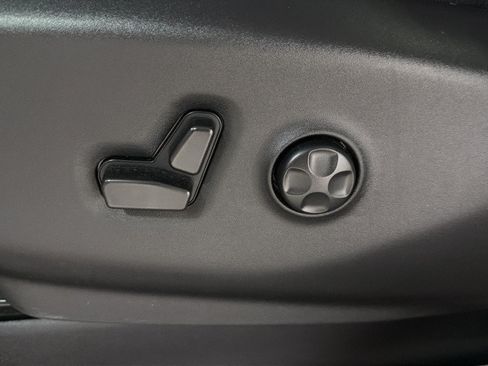Used 2024 Chrysler Pacifica Touring-L FWD image 18