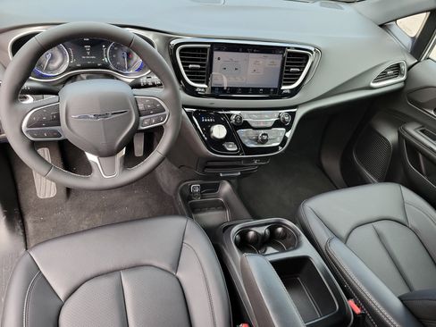 Used 2026 Chrysler Pacifica Select image 9