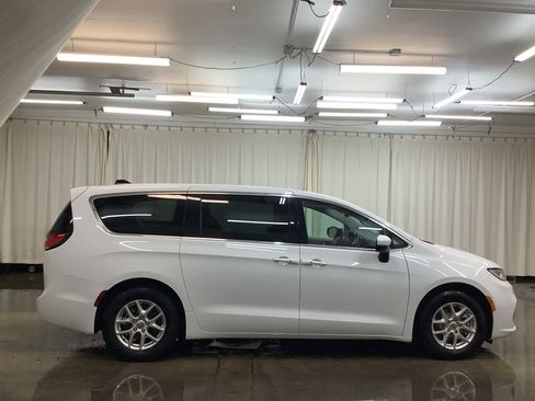 Used 2023 Chrysler Pacifica Touring-L FWD image 5