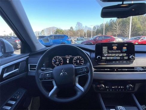 Used 2024 Mitsubishi Outlander SE Black Edition image 11