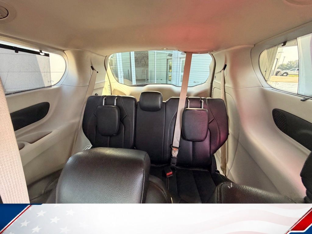 Used 2022 Chrysler Pacifica Touring-L w/ Uconnect Theater Family Group FWD image 7