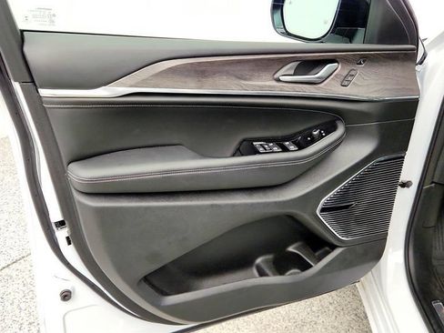 Used 2022 Jeep Grand Cherokee Overland w/ Luxury Tech Group IV AWD/4WD image 12