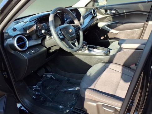 Used 2025 Chevrolet Trax LS w/ LS Convenience Package image 11