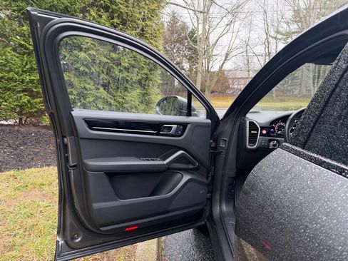 Used 2022 Porsche Cayenne E-Hybrid Coupe image 10