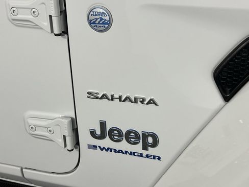 Used 2024 Jeep Wrangler Unlimited Sahara w/ Technology Group image 13