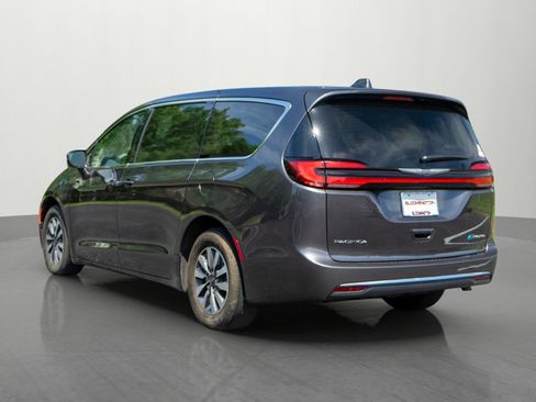 Used 2022 Chrysler Pacifica Touring-L FWD image 5