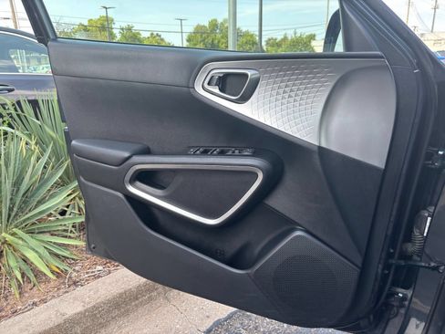 Used 2025 Kia Soul LX w/ LX Technology Package FWD image 18