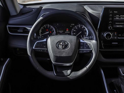 Used 2022 Toyota Highlander XLE image 26