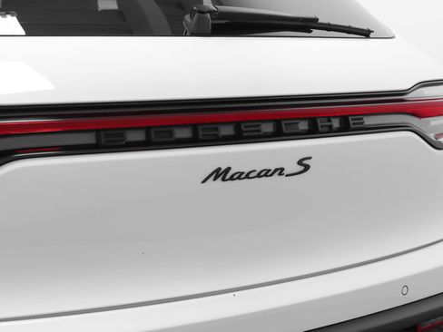 Certified 2024 Porsche Macan S AWD/4WD image 17