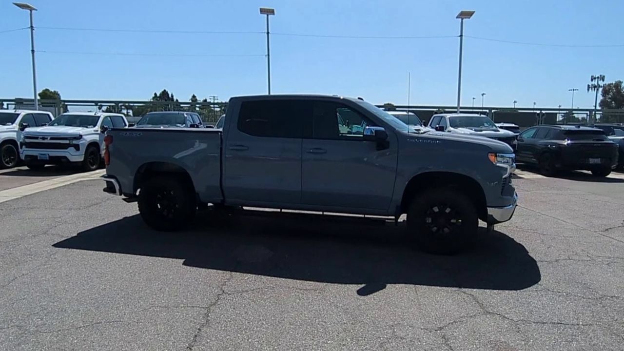 Used 2024 Chevrolet Silverado 1500 LT AWD/4WD image 9
