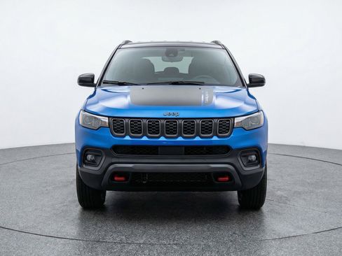 Used 2025 Jeep Compass Trailhawk image 2