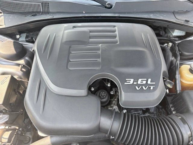 Used 2018 Chrysler 300 Limited AWD/4WD image 29