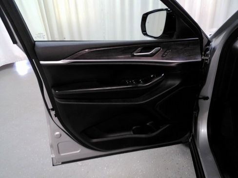 Used 2024 Jeep Grand Cherokee L Limited w/ Luxury Tech Group II image 16