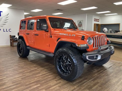 Used 2018 Jeep Wrangler Unlimited Sahara AWD/4WD image 4