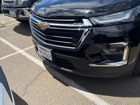Used 2023 Chevrolet Traverse LS FWD image 2