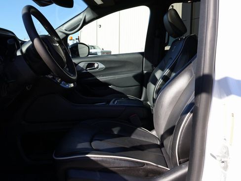 Used 2025 Chrysler Pacifica Limited image 22