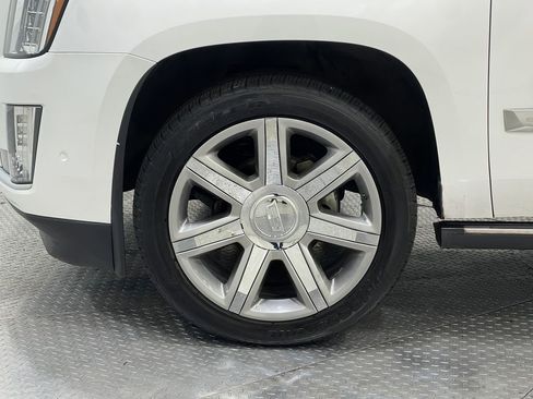 Used 2018 Cadillac Escalade Premium Luxury image 40