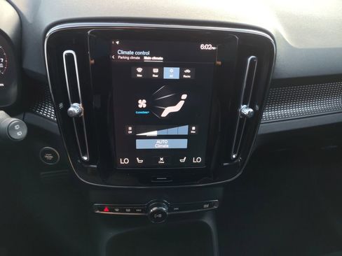 Used 2022 Volvo XC40 T5 R-Design w/ Advanced Package image 4