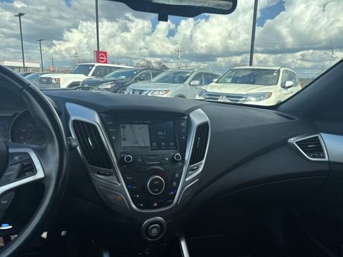 Used 2017 Hyundai Veloster Value Edition image 18