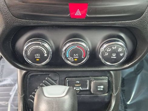 Used 2017 Jeep Renegade Latitude FWD image 20